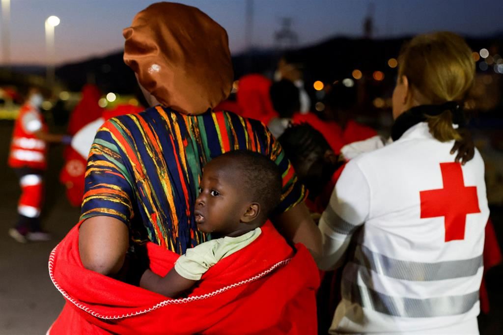 Migrants welcomed on Spanish shores by Red Cross volunteers - Reuters